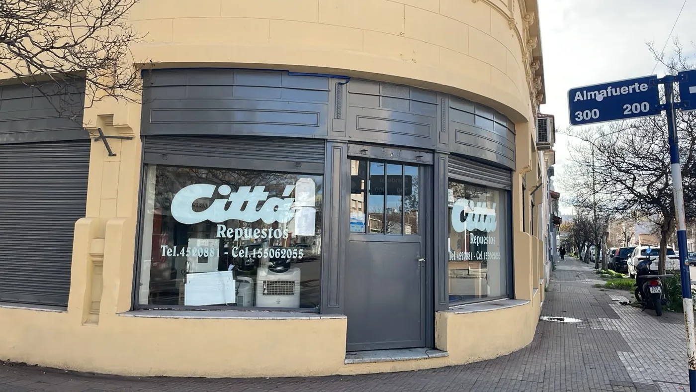 Frente del local de Cittá Repuestos en Almafuerte 201